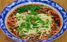 去重庆必吃的5款小吃：抄手上榜，酸辣粉位列榜首