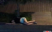 山东青岛醉酒女子视频 女性最好不要独自喝酒易遇危险