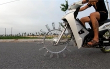 老外将16个弹簧装在车轮上，一油门踩下去，结果让人出乎意料！