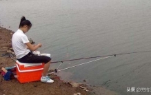 万峰湖夜钓,男子野外钓鱼遇到突发事件