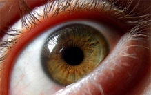 如果坚持一周不眨眼 会发生什么 眼睛会遭到怎样的影响