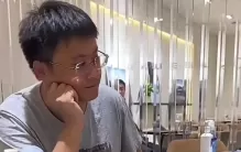 “日本投降”T恤男怒怼“蓝衣大佐”身份曝光，都是精日分子？