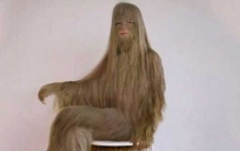 世界上最大的耳洞:允许小臂自由穿过(直径达11厘米)