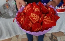 滑翔伞事件「奇闻女子中2004万租滑翔伞空中撒钱」