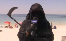 美国海滩惊现死神男子全身黑色手持镰刀背后原因令人动容