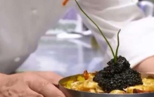 世界上最贵的煎蛋:搭配天价鲟鱼子酱(价值6700元)