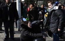 老外遭讹真相,中年女子被撞倒(无良拍摄者造谣)