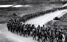 云南村民上山采药意外挖出油桶棺材里面躺的皆是军人遗骸