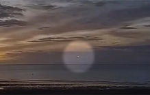 英格兰神秘不明飞行物，飞行时竟然能分裂成多个，它究竟是什么？