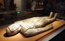 银缕玉衣成交价12亿？假文物真骗钱（骗贷数亿元）