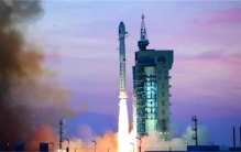 我国发射的第一颗人造卫星  在轨53年仍未坠落  该如何处置