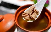 全球十大地狱美食：炸蜘蛛上榜，胎盘汤居榜首