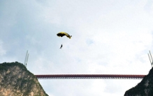 极限运动高手在世界最高桥上演“极限飞跃”
