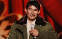 72岁农民骑车300公里寻找大衣哥,见到大门朝向诡异,直言风水太差