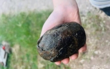 国庆长假夫妻回浙江老家竟挖出一枚奇怪大蛋民警得马上上交新闻早七点