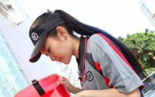 快递小哥无意间发现美女的隐私物品,小伙收到神秘快递里面是一个美女