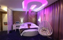 世界上最刺激的酒店  洗澡时狗熊就在旁边  与鲨鱼只有一米距离