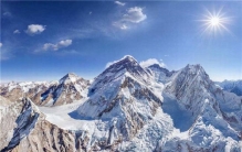 世界第一高峰是哪个 珠穆朗玛峰（位于中国尼泊尔边境）