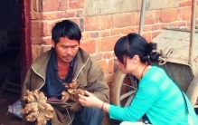 小伙怪病 手脚长树枝,男子手上长出树根竟然会开花