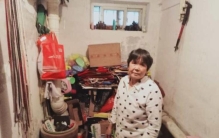 河南七旬老太饭后出门溜达捡一黑色背包装有50多万崭新现金