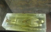 古墓发现不腐女尸「1985年古墓惊现不腐女尸棺盖打开瞬间尸体自己动了还吐出舌头」