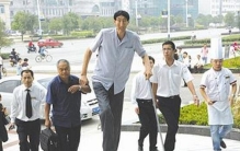 世界第一高人鲍喜顺，自然生长高达2.36米(已结婚生子)