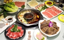 女子火锅店投诉服务员 被一盆热水泼下（顾客矛盾）