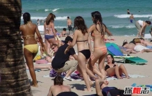 国外天体海滩浴场 男女全裸狂欢(国外思想开放)