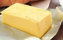黄油是什么油?奶牛中提炼的固体油，最早产于匈奴