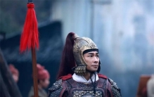 戚继光偷娶3个小妾，妻子得知后欲提刀拼命，戚继光跪地大哭求饶