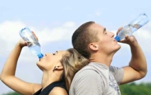 保温杯喝水会致癌吗?坚持喝水一个月的10大好处