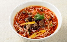 米线是什么做的?新鲜大米经研磨糊化制成(塑料袋谣言)