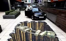 奇葩路中间出现巨画太真实了吓坏路人