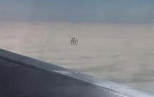 云层上神秘黑色生物 飞机上拍摄到奇妙生物（难以解释）