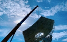 “地球巨眼”迎来建设阶段首颗“中国之眸”——全球最大射电天文望远镜阵列首台中频天线正式吊装