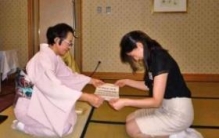 日本人为什么喜欢跪在地上，难道坐着不舒服吗？（日本习俗）