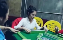 女子打麻将害死孩子 丈夫砍掉妻子手臂（麻将上瘾）