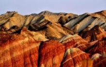 丹霞地貌怎么形成的？造山运动，流水侵蚀(红色岩层发育)