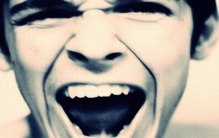 歇斯底里是什么意思?遭到重大打击，情绪和行为出现异常