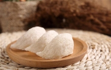 燕窝是什么?金丝燕的唾液和羽毛所筑的巢(富含唾液酸)