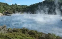 世界上最大的热湖：湖水温度高达60度(多烧伤死亡)