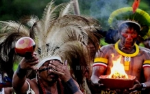 世界最神秘的部落，他们与世隔绝住在树上，至今仍有食人习俗