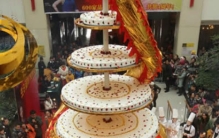 世界上最高的蛋糕:耗费了500公斤鸡蛋(高度可达8米)