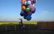 用氢气球飞上天空的人 最后怎么样了（脑洞大开）