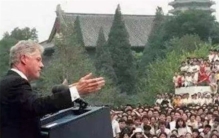 当年质问克林顿的北大女孩，嫁到美国后惨遭抛弃，现成图书管理员