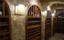 世界上最小的酒窖 日本私人酒窖（仅能放下七瓶红酒）