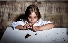 世界十大最悲催的小孩是谁？有人出生就是实验品，还有被虐待身亡