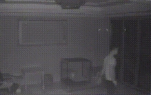 听说邻居的别墅出了怪事,男子翻看家中监控,惊出冷汗,监控下的灵异怪事