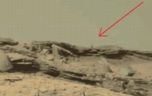 好奇号发现火星生物 站在高山上遥望远方和周围格格不入