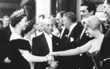 你们竟然认识同坐私人飞机一起度假王室成员和谁关系这么好